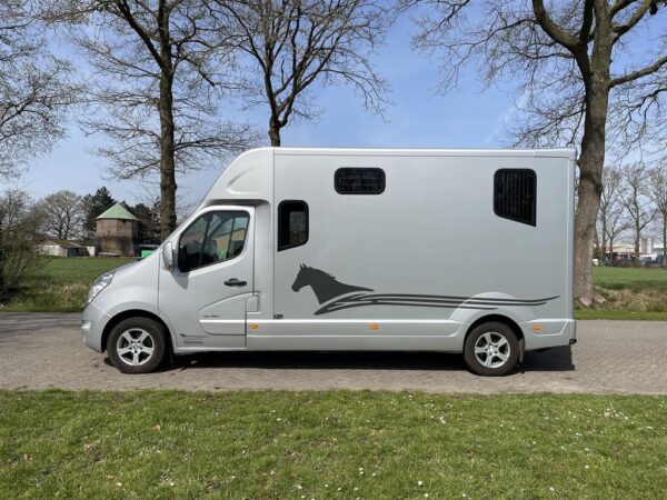 Camion 2 chevaux Renault Master 150 D – Image 2