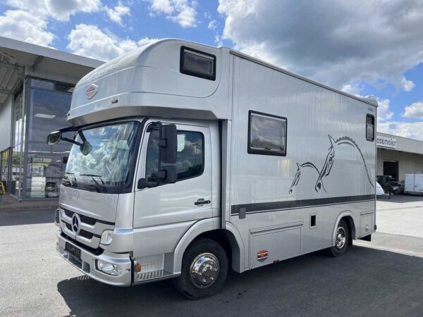 Camion chevaux 3 chevaux Mercedes-Benz